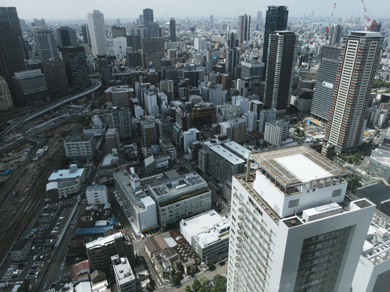 開発が進む梅田の高層ビル群と都市景観