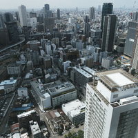 開発が進む梅田の高層ビル群と都市景観、現代的な街並みの写真