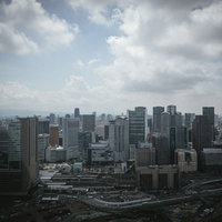 開発が進む梅田のビル群と雲が広がる空の都市景観の写真
