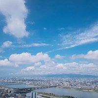 大阪梅田を流れる淀川と青空・高層ビルの街並みの写真