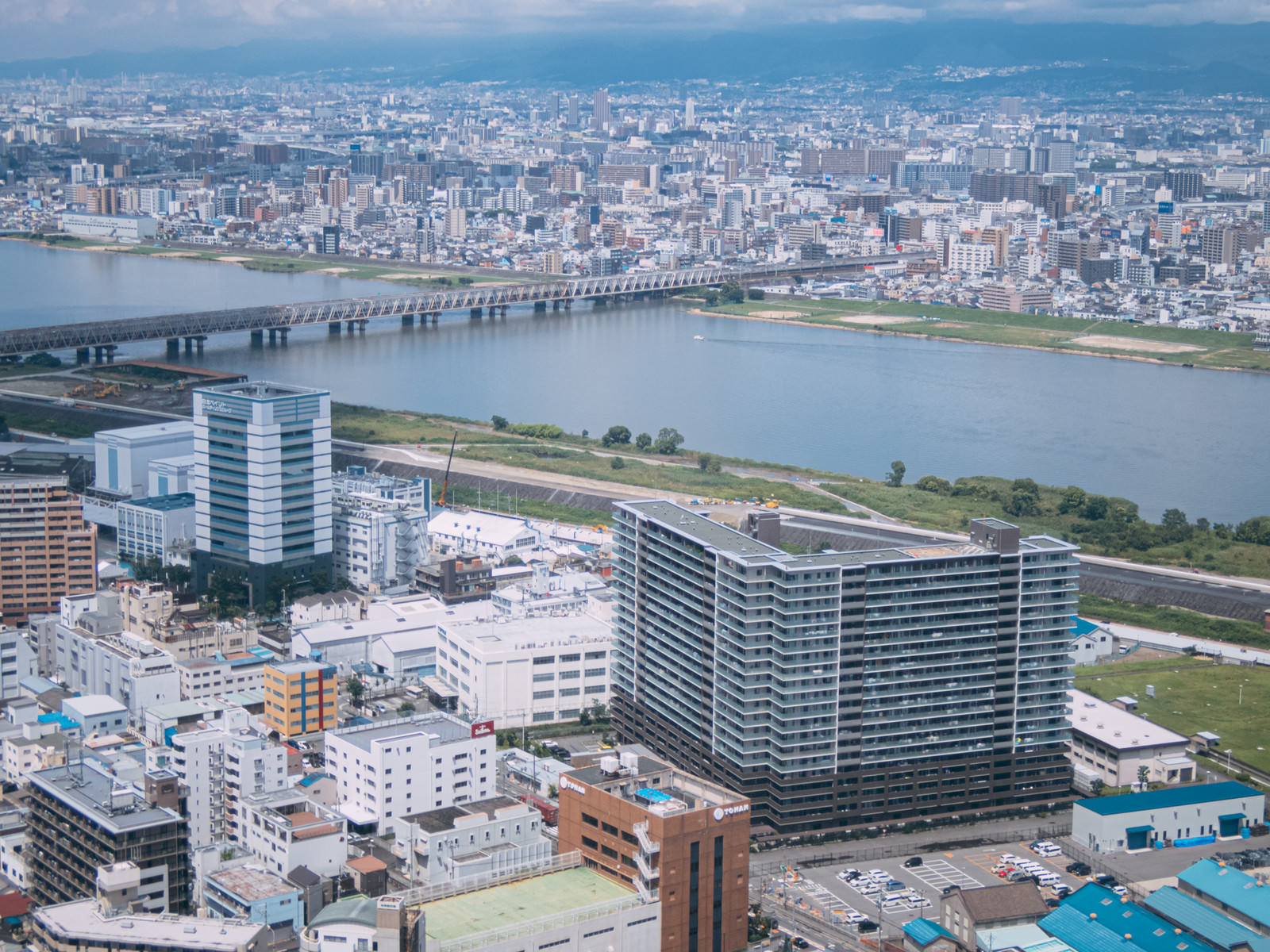 淀川沿いに広がる大阪梅田の高層ビル群と街並みを俯瞰で撮影