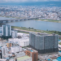 淀川沿いに広がる大阪梅田の高層ビル群と町並みの写真