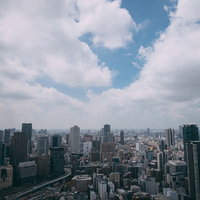 大阪梅田の高層ビル群を包み込むような白い雲の写真