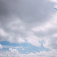 白と灰色のグラデーションが広がる雲の空景の写真