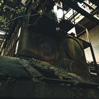 錆びついた配管が絡み合う荒廃した工場設備の写真