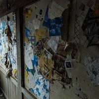 継ぎ接ぎされたボロボロの土壁の補修跡と風化の写真