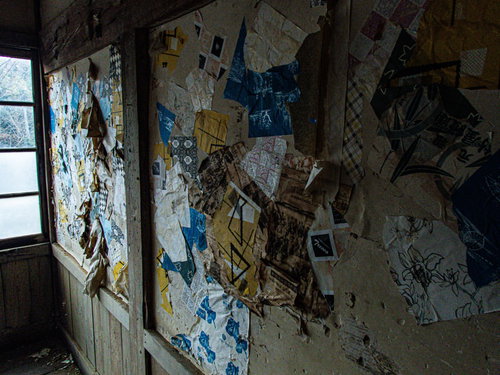 継ぎ接ぎされたボロボロの土壁の補修跡と風化