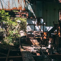 光が差し込む廃工場の室内 - 老朽化した建物と自然光の写真