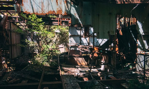 光が差し込む廃工場の室内 - 老朽化した建物と自然光