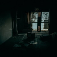 薄暗い和室に置かれた古いテレビ、廃屋の不気味な空間の写真