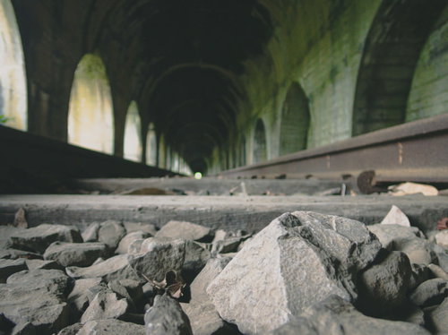 廃線のトンネルとバラストの石