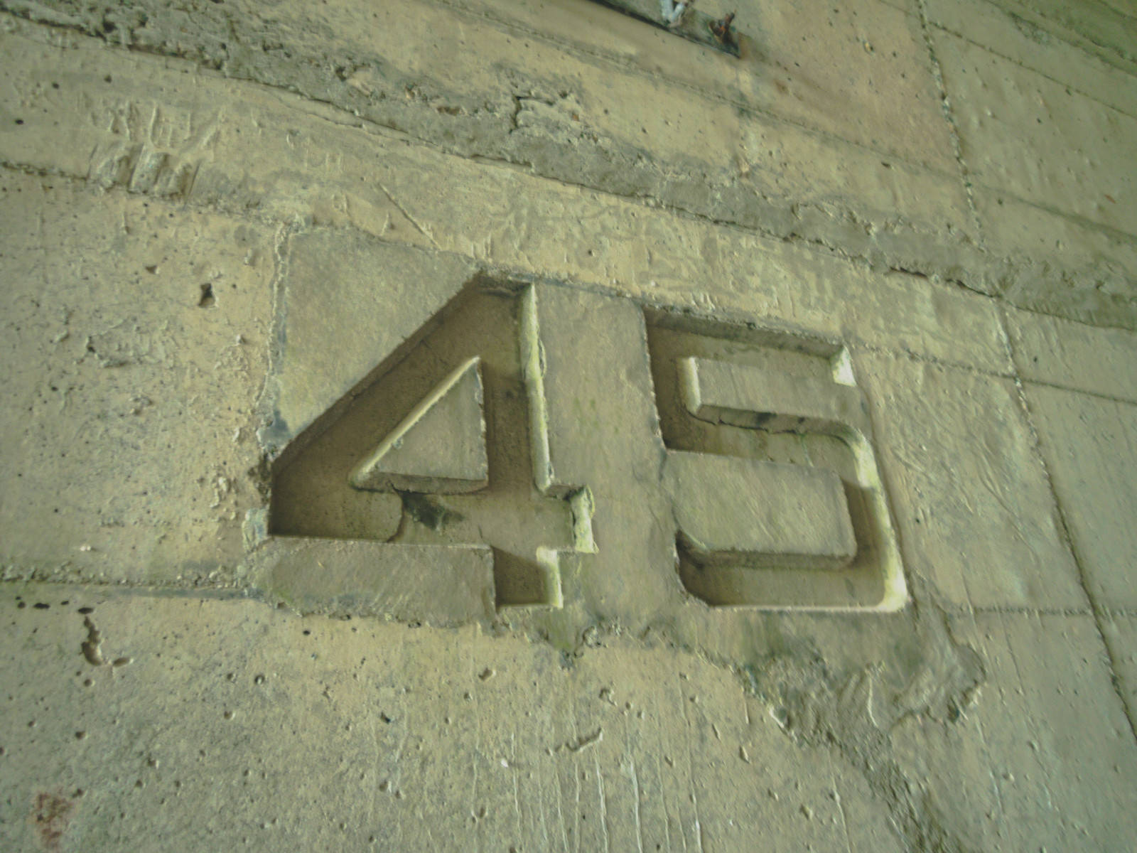 コンクリート壁に浮き彫りされた45の数字