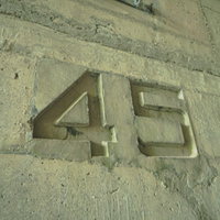 トンネルの壁に刻まれた45の番号の写真
