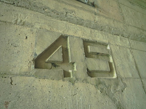 トンネルの壁に刻まれた45の番号