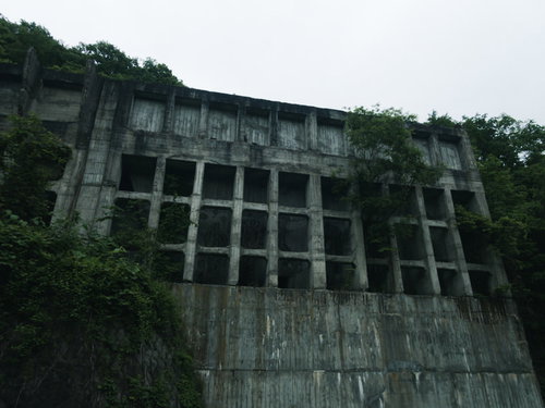 炭鉱メモリアル森林公園の原炭ポケット、緑に包まれたコンクリート遺構