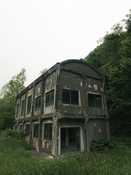 炭鉱メモリアル森林公園にひっそりと佇む開閉所の遺構