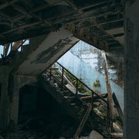 ボロボロに倒壊した廃墟の室内の瓦礫散乱風景の写真