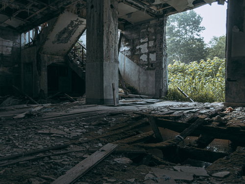 瓦礫にまみれたコンクリートの倒壊した建物