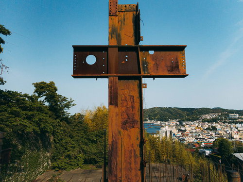 錆び付いた十字の鉄骨構造と青空のコントラスト