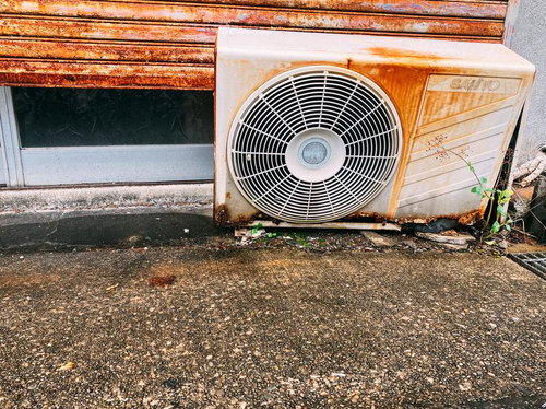 錆びて老朽化したエアコン室外機の劣化状態