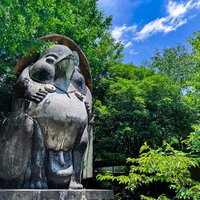 青空と新緑に包まれた与作狸の写真