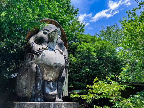 青空と新緑に包まれた与作狸