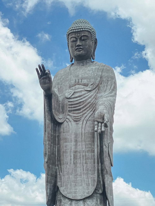青空と白い雲を背景にした牛久大仏立像