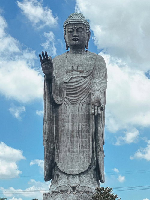 青空に聳える巨大な牛久大仏の立像