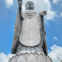 ▲慈しみの眼差しで見上げる牛久大仏の写真