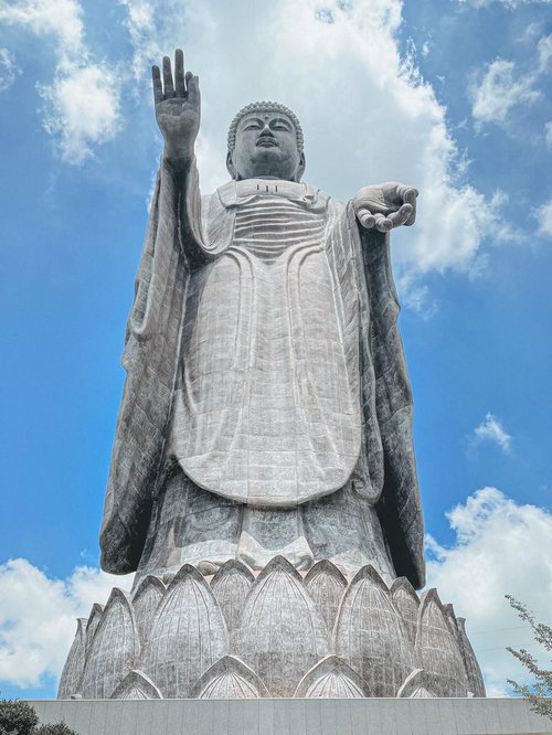 ▲慈しみの眼差しで見上げる牛久大仏