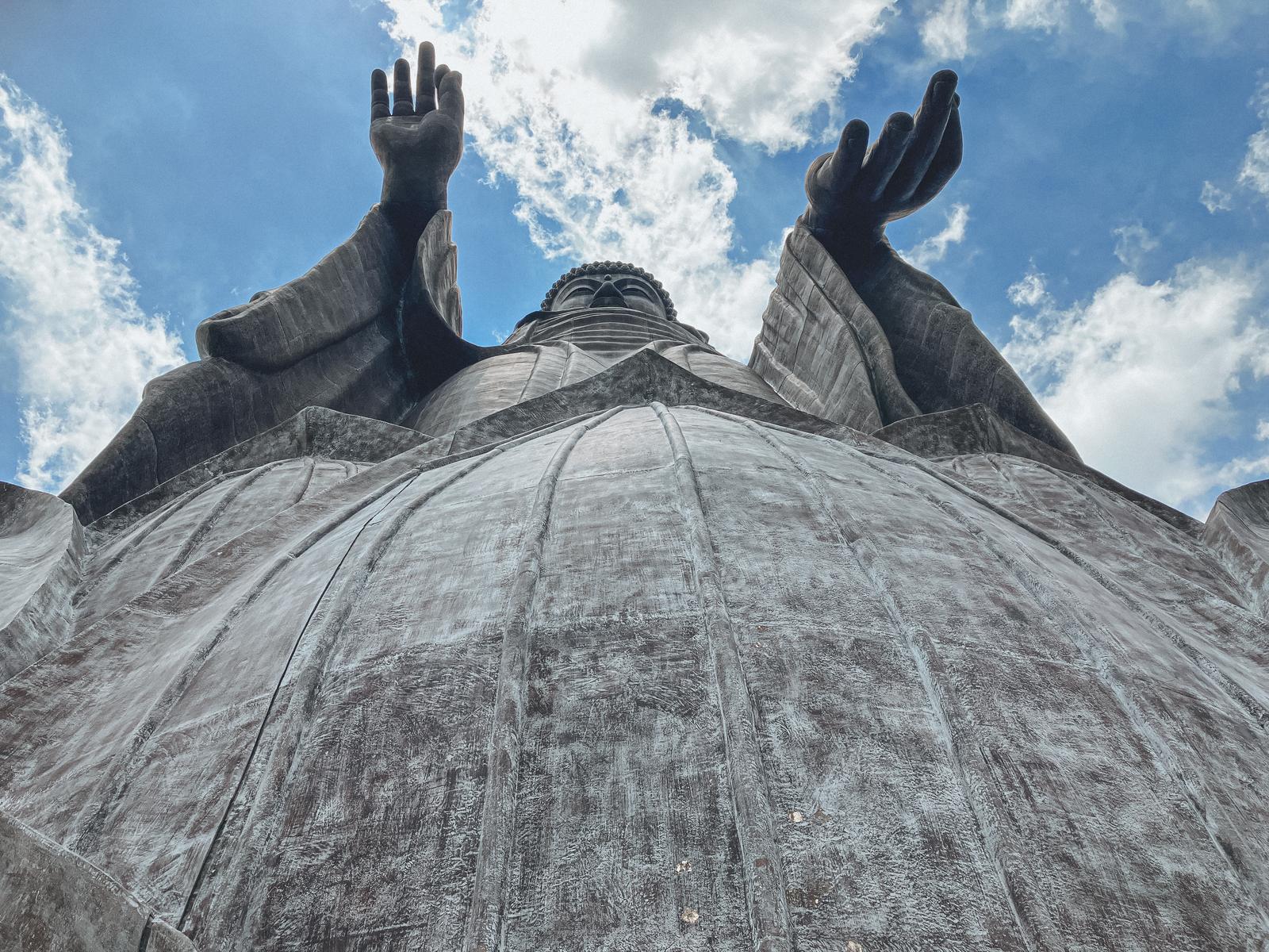 青空を背景に下から見上げた牛久大仏の巨大な立像