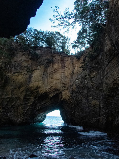 龍宮窟の洞窟内から水面に差し込む光と海岸景観