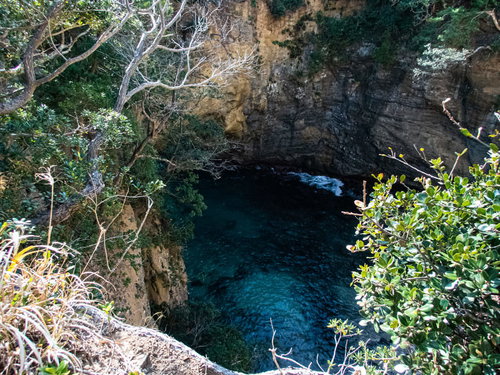 龍宮窟の洞窟上からの俯瞰した海面と岩壁の絶景