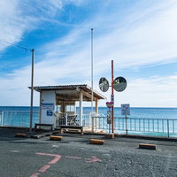 竜宮窟の海岸線に設置されたバス停詰所と水平線の写真