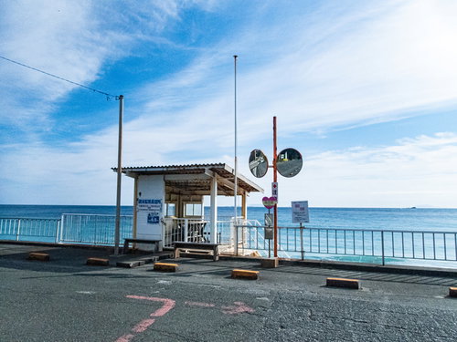 竜宮窟の海岸線に設置されたバス停詰所と水平線