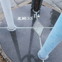 長崎の北緯33度線展望台の石畳に映る人影の写真
