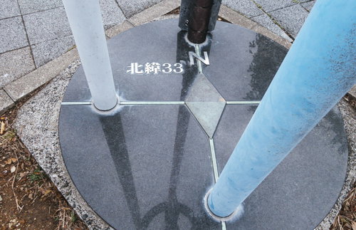 長崎の北緯33度線展望台の石畳に映る人影