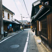 湯浅町の古い町並みが続く路地の写真