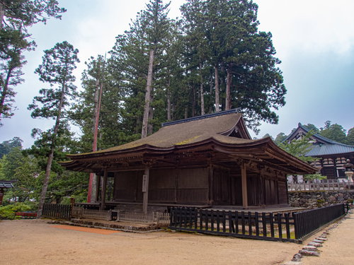 高野山の不動堂と参拝者の景観と歴史的建造物