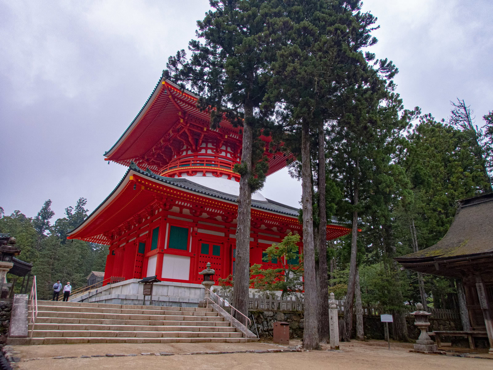 高野山の境内に建つ朱色の木造塔と青空
