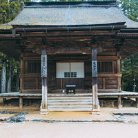 高野山の境内に建つ朱色の愛染堂の本堂外観の写真