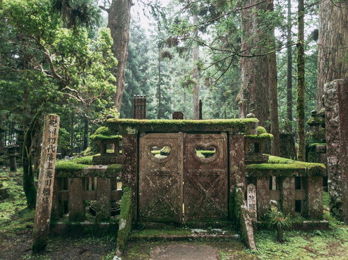 高野山金剛峯寺境内の紀州初代藩主徳川頼宣墓所