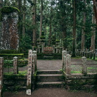 高野山金剛峯寺の杉林に囲まれた武田信玄勝頼の墓所の写真