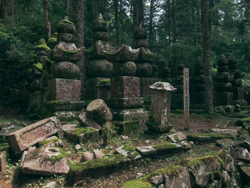 高野山金剛峯寺境内の崩れ落ちた古い墓石と歴史的な石積み遺構