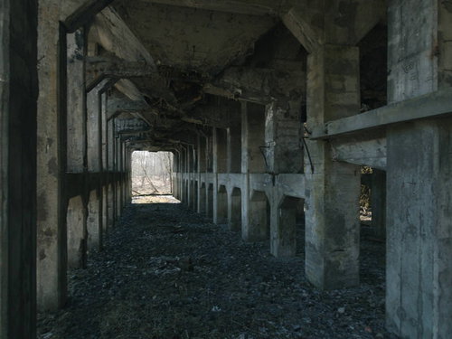 コンクリート造りの廃工場ホッパー跡内部