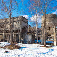 雪化粧した廃工場の遺構とホッパー跡の写真