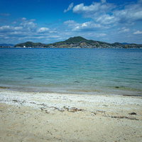 青い海と白い砂浜が広がる尾道の百島海岸の写真