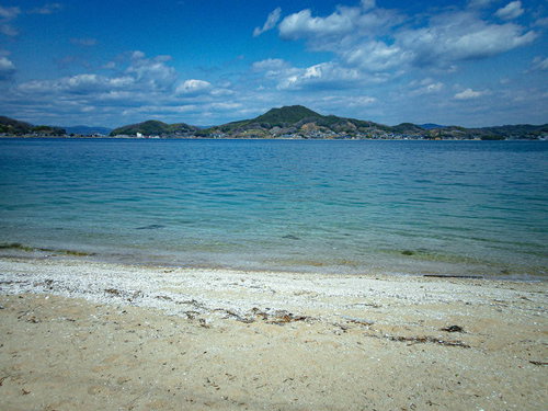 青い海と白い砂浜が広がる尾道の百島海岸