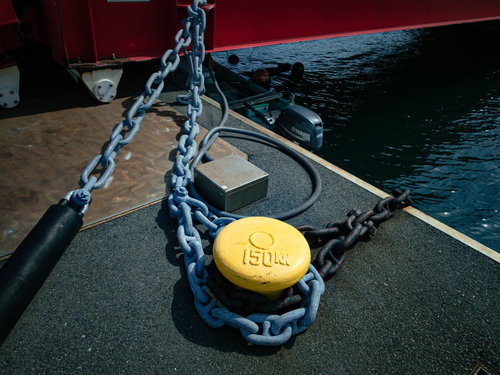 港に設置された黄色いボラードと太いチェーン