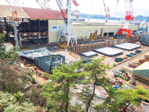 呉の造船所でクレーンが稼働する大規模工業地帯の船舶建造風景